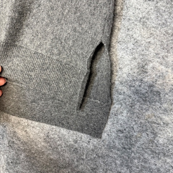 Vince Grey 100% Cashmere Sweater Women’s Long Sleeve Pullover Size Medium - Picture 4 of 11
